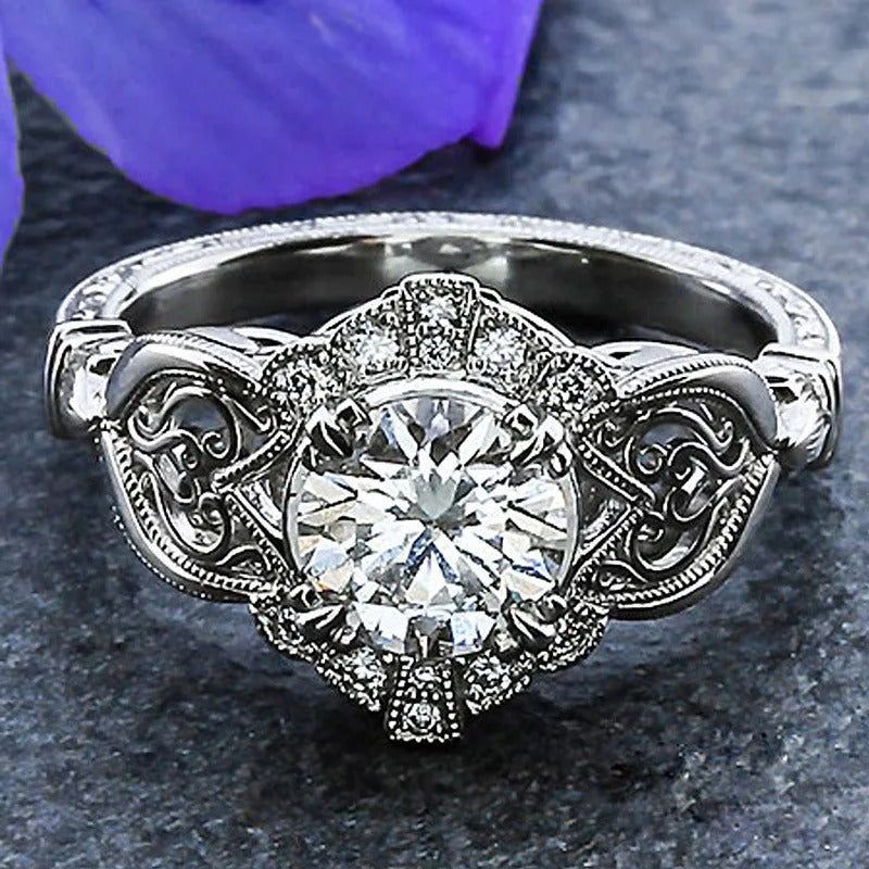 Elegante anillo de circonitas en plata de ley