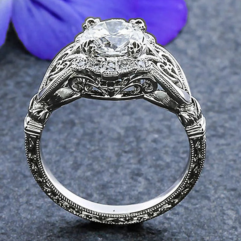 Elegante anillo de circonitas en plata de ley