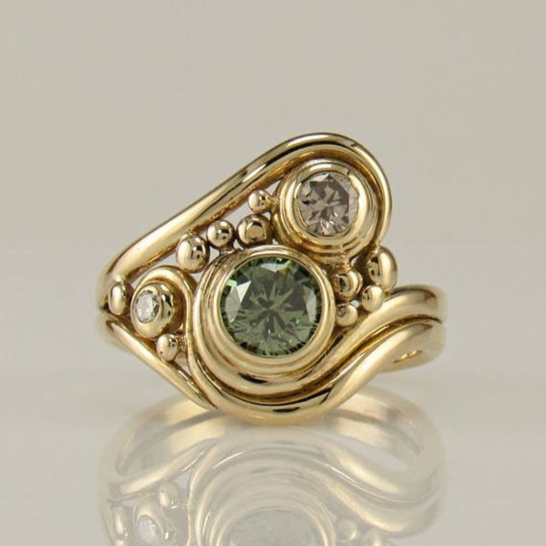 Anillo vintage de oro verde con circonitas