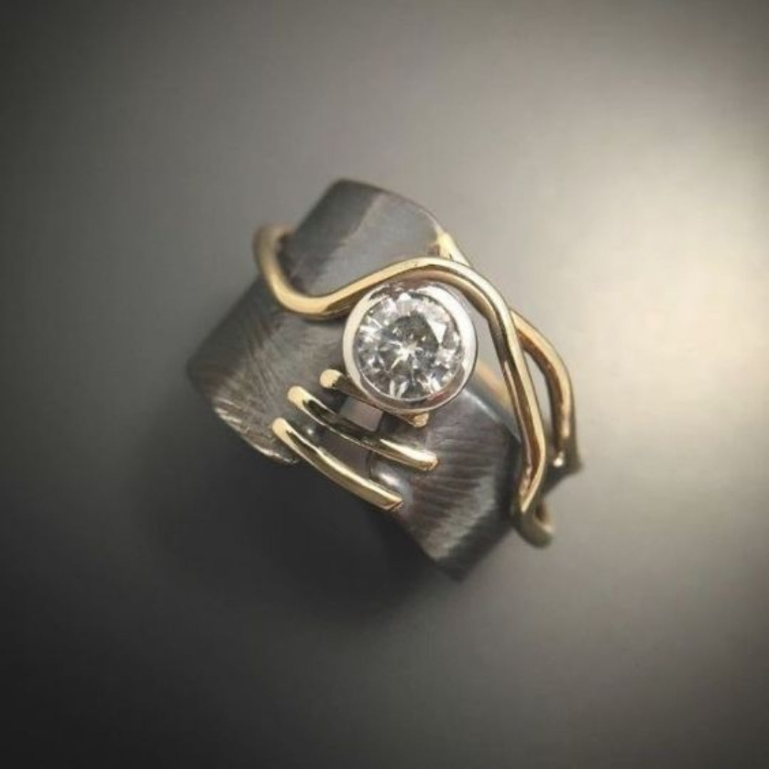 Anillo vintage de plata oscura con circonitas