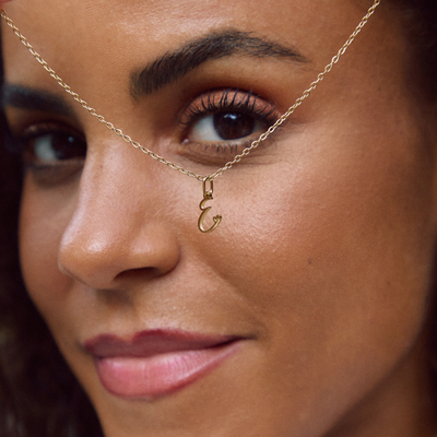 Collar con letra en forma de corazón de oro