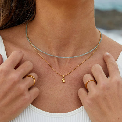 Collar con letras de burbujas