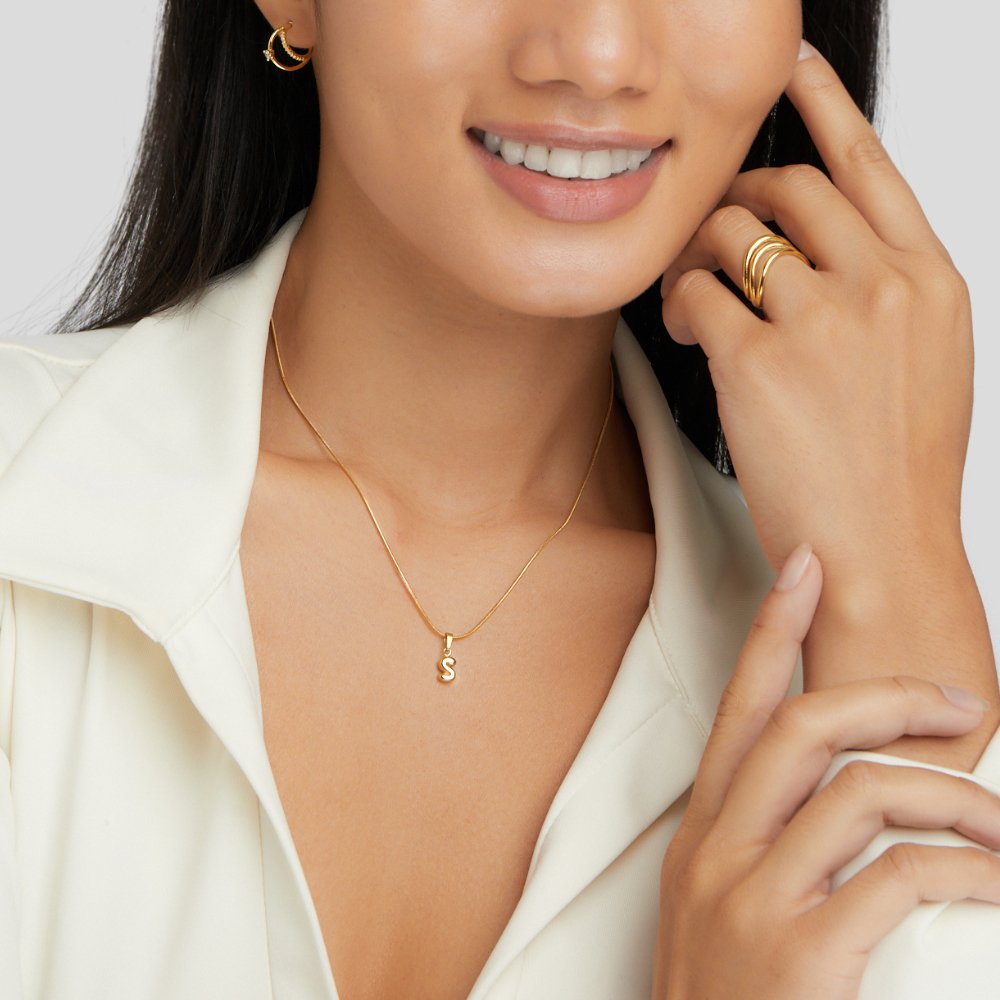 Collar con letras de burbujas