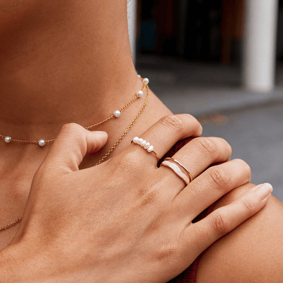 Anillo clásico con perla de agua dulce