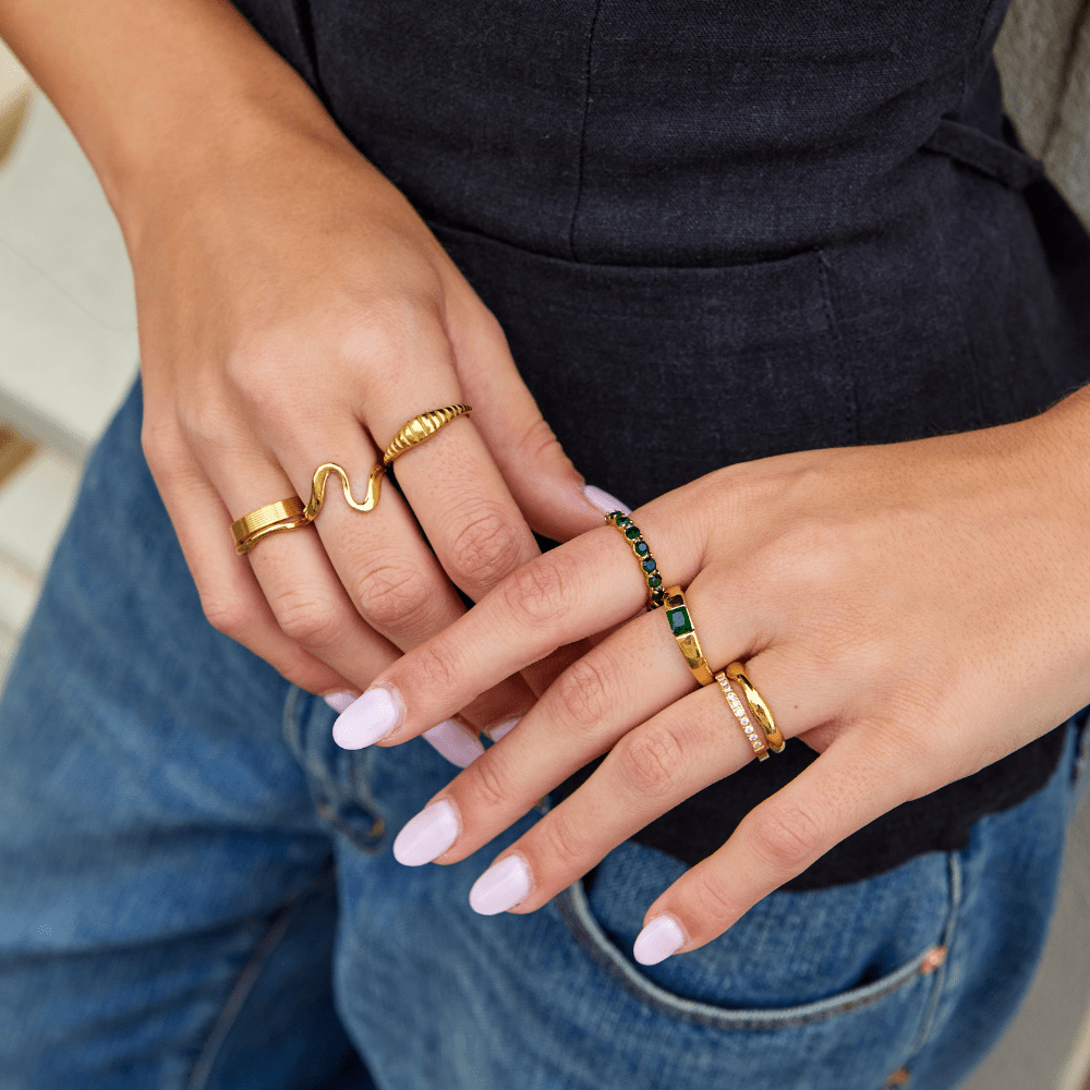 Anillo de cristal con belleza esmeralda