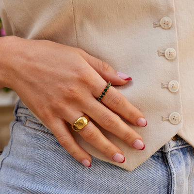 Anillo de cristal con belleza esmeralda