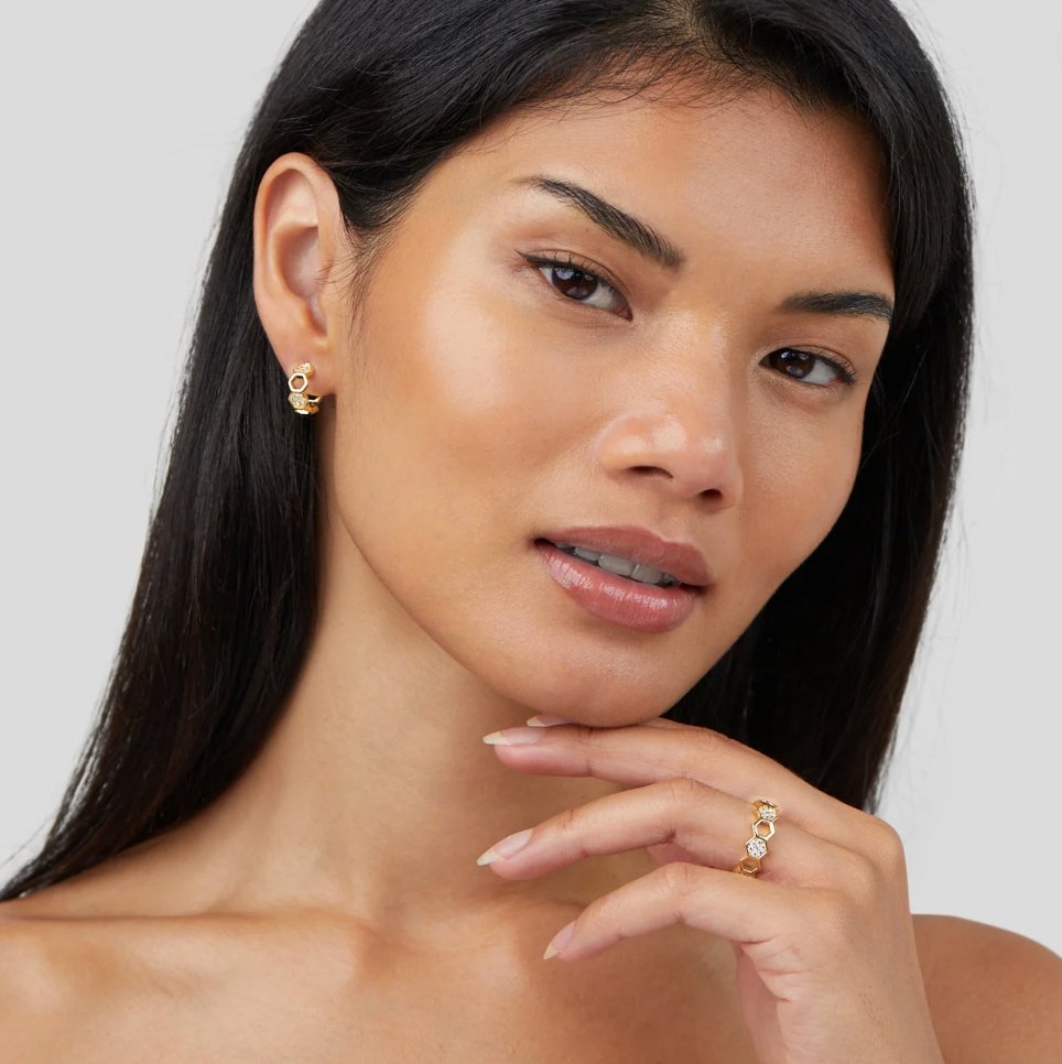 Anillo de panal en oro y cristal