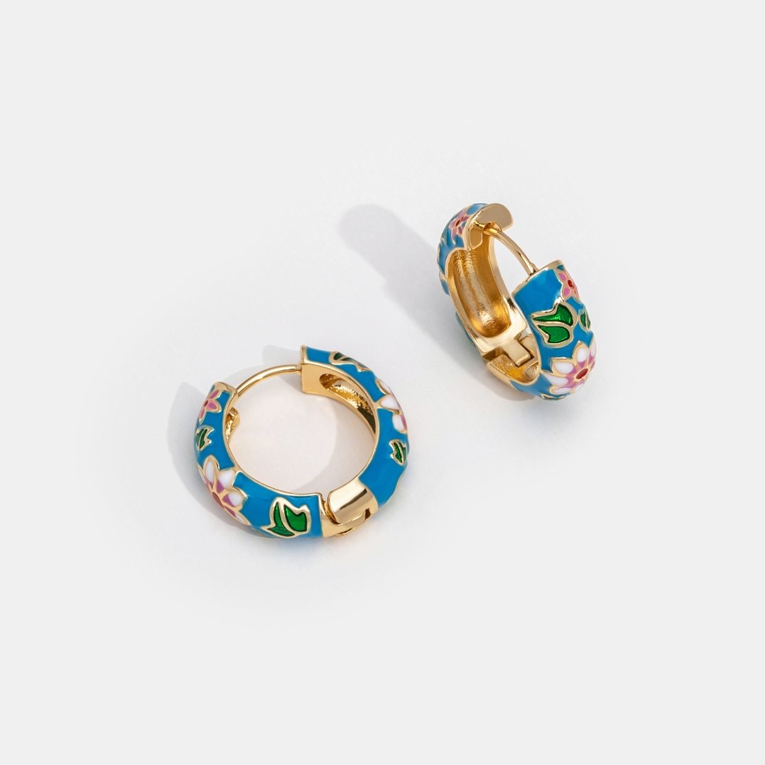 Pendientes de aro dorados con flor