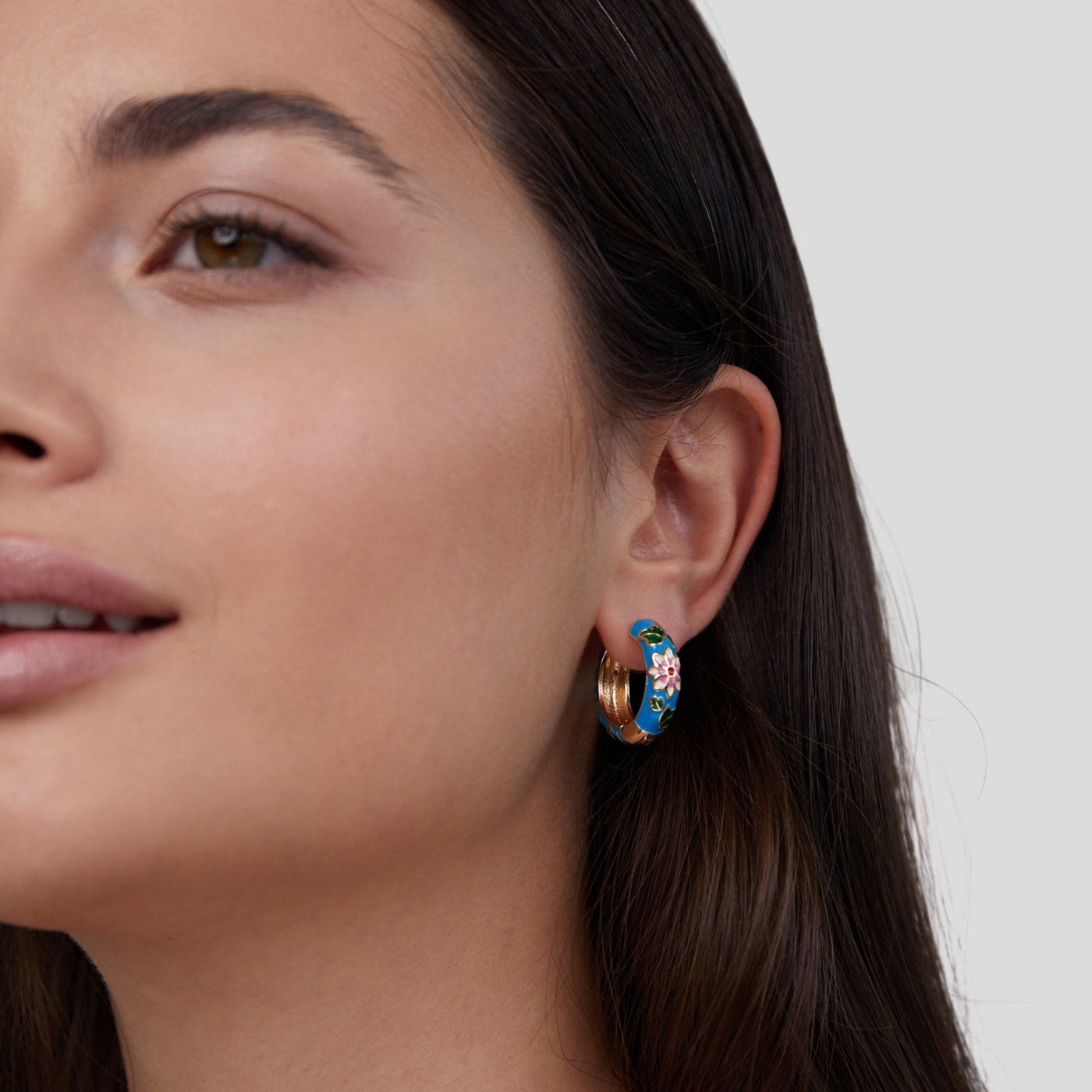 Pendientes de aro dorados con flor