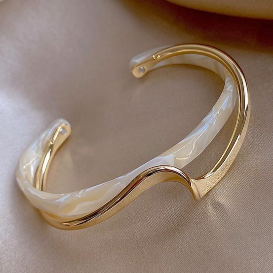 Pulsera de oro con elegante ópalo blanco