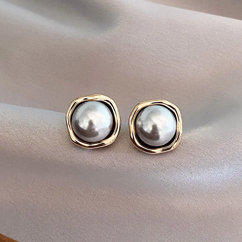 Elegantes pendientes de perlas negras