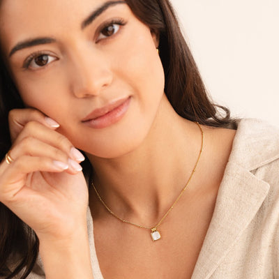 Collar colgante de concha blanca de Lucía