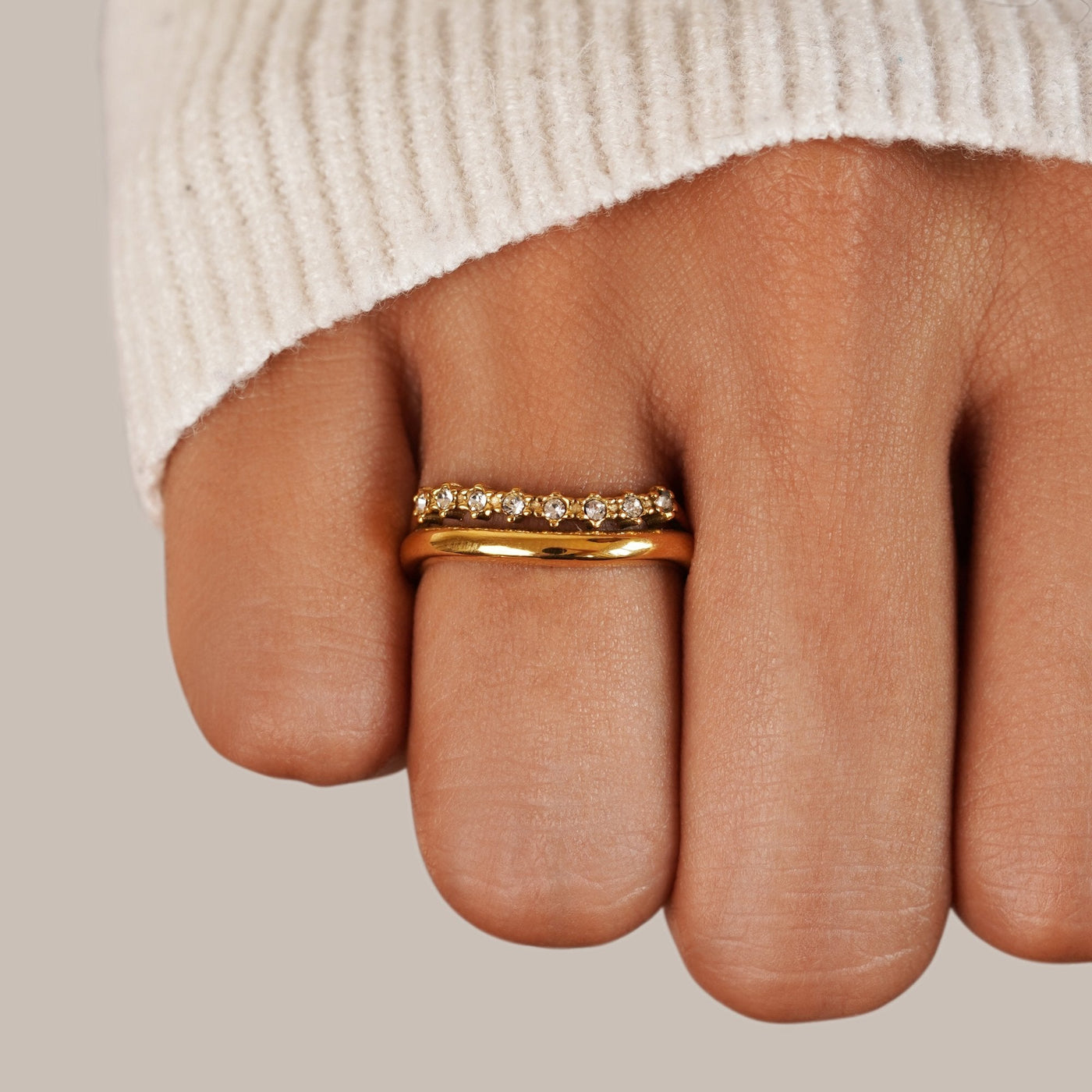 Anillo Marissa de cristales blancos en capas