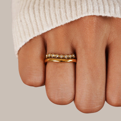 Anillo Marissa de cristales blancos en capas