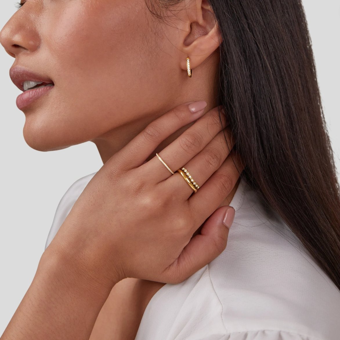 Anillo Marissa de cristales blancos en capas