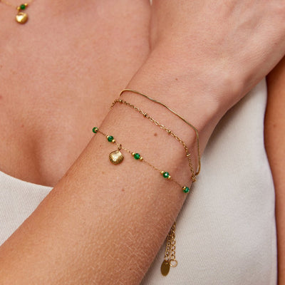 Pulsera Nerissa con Concha Dorada y Cuentas Verdes