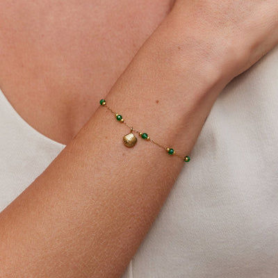 Pulsera Nerissa con Concha Dorada y Cuentas Verdes