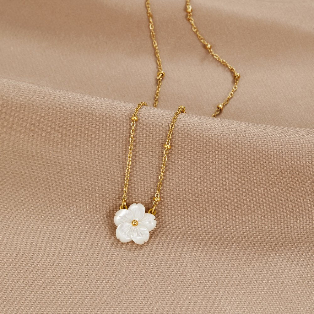 Collar de flores blancas florecientes